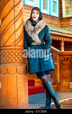 Fille dans un manteau de cuir et foulard peint Banque D'Images