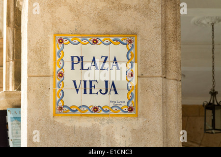 Plaque de rue sur la Plaza Vieja fabriqués à partir de carreaux de céramique dans la vieille ville, La Havane, Cuba Banque D'Images