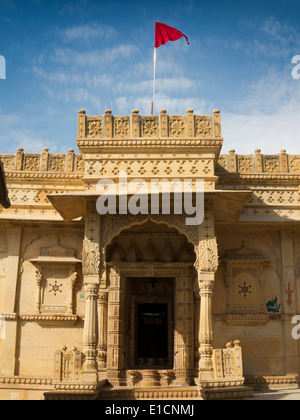 L'Inde, Rajasthan, Jaisalmer, Gadi Sagar, Lakeside Shiva Temple avec symbolc red flag flying au-dessus de la porte Banque D'Images