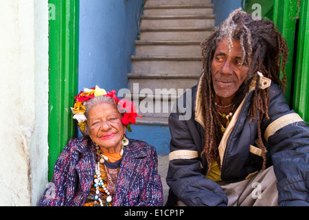 Vieille dame souriante et Rasta homme assis dans une entrée de porte, à La Havane, Cuba Banque D'Images