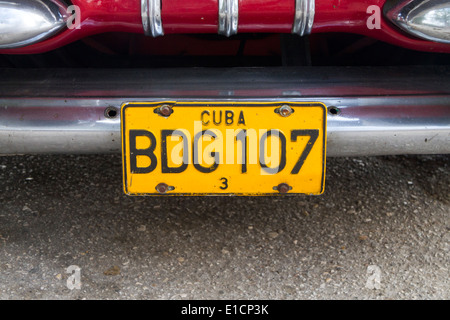 Gros plan du numéro d'immatriculation de voiture cubaine sur plaque Pontiac rouge voiture classique à La Havane, Cuba Banque D'Images