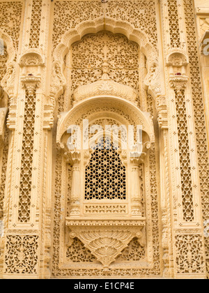 L'Inde, Rajasthan, Jaisalmer, façade en grès sculpté de façon décorative de maison nouvellement restauré Banque D'Images