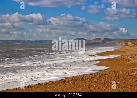 À l'ouest de Burton Bradstock beach pour Golden Cap sur la côte jurassique du Dorset, Angleterre, RU Banque D'Images