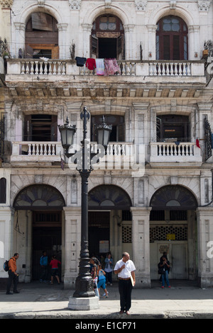 Façade néo-classique d'un bâtiment sur le Paseo de Marti dans la Vieille Havane, Cuba Banque D'Images