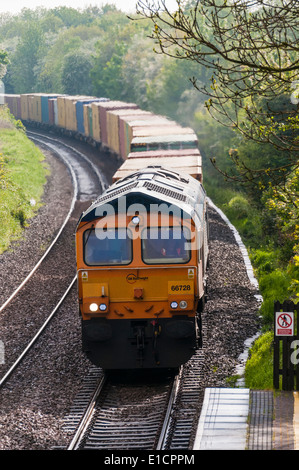 Une classe de GBRF 66 loco diesel est à la tête d'un train de marchandises en direction de l'Ouest chargés de conteneurs d'expédition près de Hinckley Banque D'Images