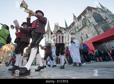 Regensburg, Allemagne. 30 mai, 2014. Croyants et une fanfare parade dans le centre-ville durant la journée les catholiques à Regensburg, Allemagne, 30 mai 2014. Jour catholiques se poursuit jusqu'à ce 01 juin à Regensburg. Photo : ARMIN WEIGEL/dpa/Alamy Live News Banque D'Images