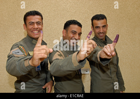 Des policiers irakiens Merwan Abid, Riyad Hameed, et Hamed Ali Khalaf afficher leurs doigts tachés d'encre index comme preuve que th Banque D'Images