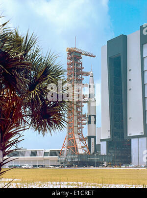 La Saturn V d'Apollo 500F Equipements véhicule de test, à la suite des opérations d'empilage de VAB, sort de la VAB sur sa façon de Banque D'Images