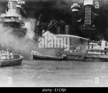 Les marins américains dans fireboats sur le côté de l'incendie, cuirassé USS West Virginia. Le navire a été frappé par au moins 7 torpilles Banque D'Images