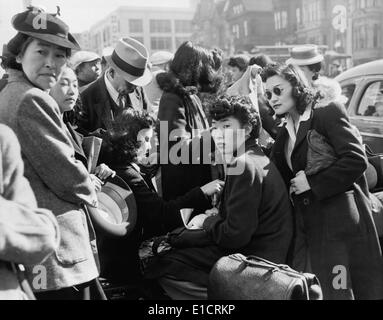 Américains d'origine japonaise, la plupart des jeunes femmes à la mode, en attente d'être supprimé de San Francisco, le 6 avril 1942. La prochaine va vivre Banque D'Images