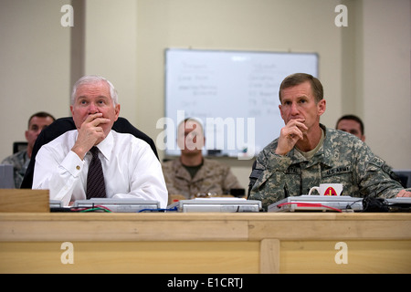 Le secrétaire américain à la défense, Robert M. Gates se réunit avec l'armée américaine le Général Stanley McChrystal, commandant de la sécurité internationale Banque D'Images