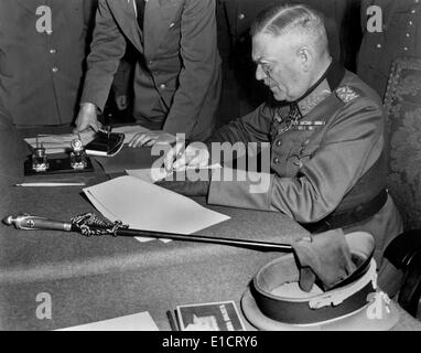 Le Maréchal Wilhelm Keitel, la signature de la cession pour l'armée allemande, le 7 mai 1945. Au Quartier général russe à Berlin, Banque D'Images