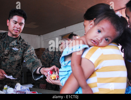 U.S. Navy Hospital Corpsman 2e classe Joseph Castillo, du bataillon logistique de combat de l'équipe de soutien des services de santé, les 31 Banque D'Images