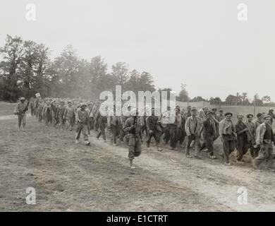 La garde de la police militaire américaine africaine POW's allemand en France. 18 août 1944, au cours de la Première Guerre mondiale 2. (BSLOC 2013  14 284) Banque D'Images