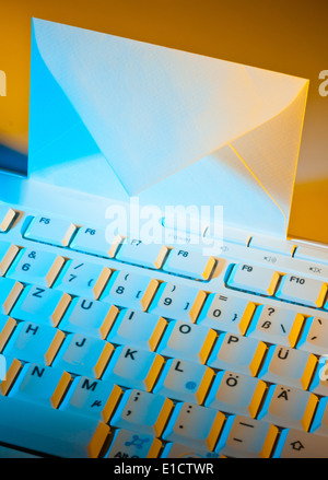Le clavier d'un ordinateur et d'une enveloppe. La communication par courrier électronique. Banque D'Images