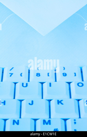 Le clavier d'un ordinateur et d'une enveloppe. La communication par courrier électronique. Banque D'Images