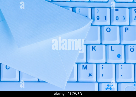 Le clavier d'un ordinateur et d'une enveloppe. La communication par courrier électronique. Banque D'Images