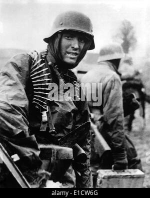 Des soldats allemands lourdement armés l'avancement en Belgique au travers des minces lignes américaines. Du 16 au 22 décembre 1944. Toujours à partir d'un Allemand capturé Banque D'Images