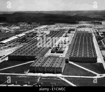 Vue aérienne de l'usine K25 sur le site d'Oak Ridge du projet Manhattan. Cet énorme bâtiment abritait les compresseurs et Banque D'Images