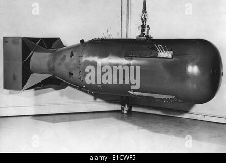 Un modèle d'après-guerre de 'Little Boy', la bombe atomique a explosé sur Hiroshima, Japon, pendant la Seconde Guerre mondiale. (BSLOC 2014 6 77) Banque D'Images