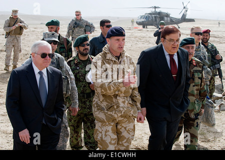 Le brigadier de l'armée britannique. Le général Simon Levey, centre, le général commandant de l'entraînement combiné Advisory Group, les escortes Secrétaire de D Banque D'Images