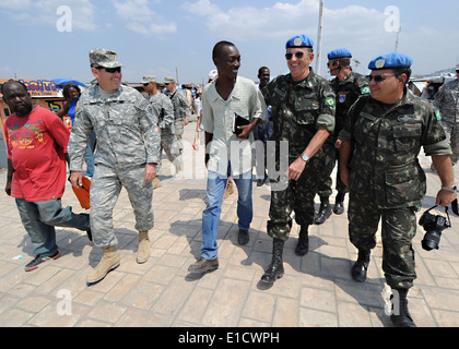 Des militaires brésiliens Le général Floriano Peixoto, commandant de la Mission des Nations Unies pour la stabilisation en Haïti, et le lieutenant général de l'ARMÉE AMÉRICAINE P. Banque D'Images