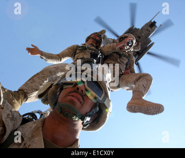 Les Marines américains à des fins spéciales mener des exercices d'insertion et d'extraction à l'aide d'un hélicoptère CH-53 Super Stallion de Marine Med Banque D'Images