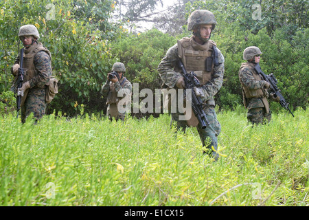 Le Corps des Marines des États-Unis. Mark Corpuz, deuxième à gauche, des documents d'autres marines affectés à la 3e Bataillon, 3e R Marine Banque D'Images