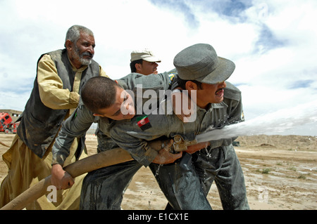 La Police nationale afghane, pratiquer des exercices d'incendie au cours de la formation à la base d'opérations avancée de Spin Boldak, Afghanistan, Mar Banque D'Images