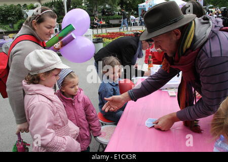 (140531) -- SOFIA, 31 mai 2014 (Xinhua) -- l'Enfant regarde la performance magique au cours de la fete pour les enfants à Sofia, Bulgarie, le 31 mai 2014. La fête pour la Fête des enfants aura lieu pendant deux jours. (Xinhua/Liu Zai) (zhf) Banque D'Images