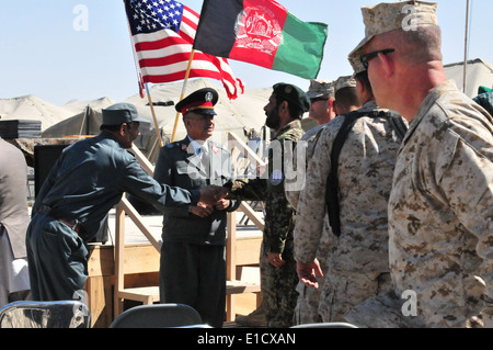 Le chef de la police de Kaboul Ahmadzai Gulab supervise une cérémonie de remise de diplômes à la classe de la Police nationale afghane 2010-02 comme leurs marines américains C Banque D'Images