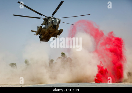 Un Corps des Marines américains CH-53D Sea Stallion terres d'hélicoptères pour livrer des fournitures à la base de patrouille Jaker, Afghanistan, le 28 juillet 2009. Banque D'Images