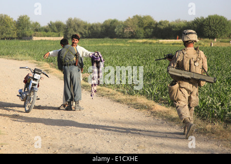 Un agent de la Police nationale afghane cherche un homme comme Marines des États-Unis avec le 1er Bataillon, 5e Régiment de Marines assurent la sécurité durin Banque D'Images