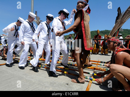 La Marine américaine spécialiste culinaire et Looney Dulce marin marins de la 7ème flotte américaine, le USS commande Blue Ridge (LCC 19) Banque D'Images