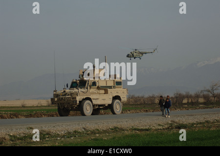 Les soldats américains pour assurer la sécurité des forces de sécurité nationale afghanes (FSNA) hélicoptères Mi-17 Hip qui se préparent à la terre pendant Banque D'Images