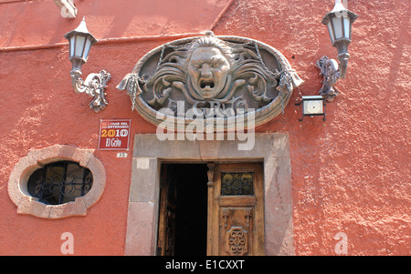 Signe de 'El Grito" (le cri), se référant à l'indépendance mexicaine, au-dessus d'une porte à San Miguel de Allende, Mexique Banque D'Images