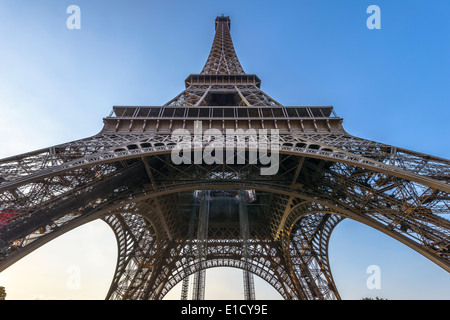 Grand angle de vue de dessous de la Tour Eiffel Banque D'Images