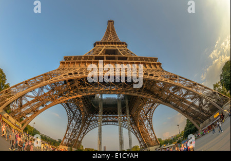 Angle de vue très large de la Tour Eiffel au coucher du soleil Banque D'Images