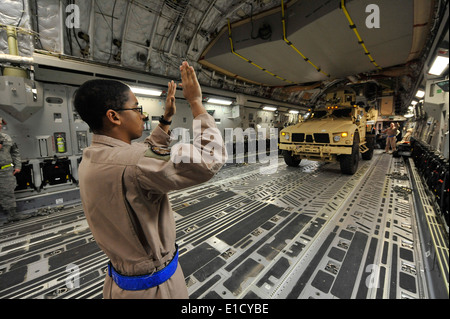 Les cadres supérieurs de l'US Air Force Airman Robert Clark mobilise contre les mines et les embuscades, véhicule tout-terrain (STAC) dans un C-17 Gl Banque D'Images