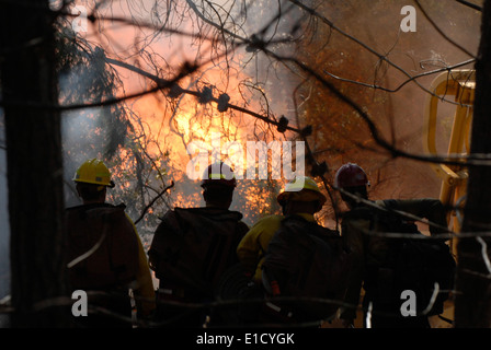 Les pompiers de la Vandenberg Air Force Base, en Californie, et d'autres ministères d'incendie de la région de répondre à un feu près de Vandenberg Milieu S Banque D'Images