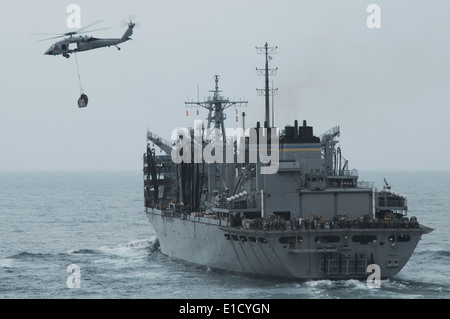 Un MH-60S Knight Hawk affecté à l ?les jokers ? De l'Escadron d'hélicoptères de combat de la mer 23 porte cargo de l'avion Banque D'Images