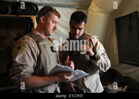 U.S. Air Force 1er le Lieutenant John Grahm, un HC-130P Lutte contre le roi Hercules, pilote aviateur Senior et Jorge Jimenez, un HC-130P Banque D'Images