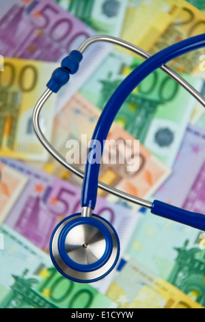 De nombreux billets en euro avec un stéthoscope. Les coûts de la santé. Banque D'Images