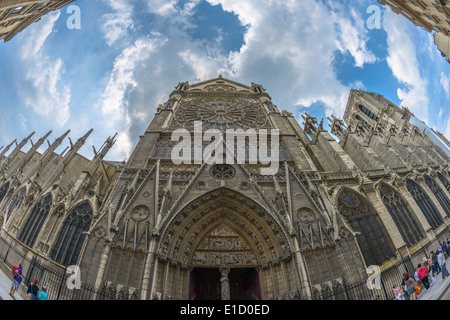 Voir la note de Fisheye-dame dans une journée d'été avec des personnes queuing pour entrer la tour. Banque D'Images