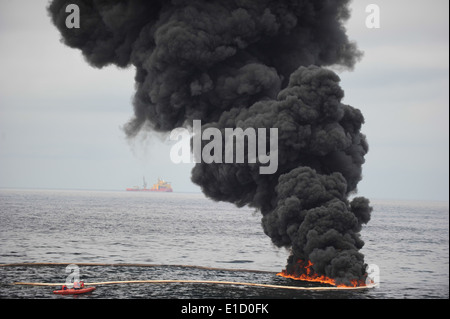 L'huile concentrée recueillies lors d'une brûlure Feu d'huile contrôlée le 5 mai 2010, dans le golfe du Mexique au large de la côte de Venise,... e Banque D'Images