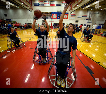 Les marins américains chauffer avant d'un avant-match de basketball en fauteuil roulant contre une équipe de l'Armée de l'air à l'inaugural Warrior Jeux un Banque D'Images