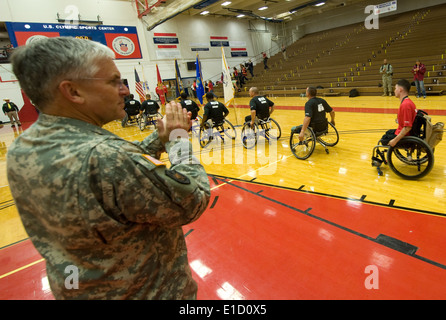 Chef du personnel de l'Armée Le Général George W. Casey Jr. applaudit les membres et les anciens combattants services aux États-Unis après la fin de leur wh Banque D'Images