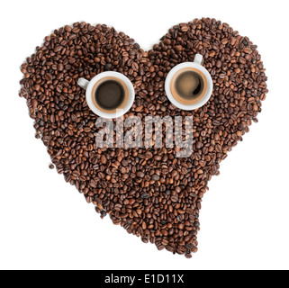 Deux tasses de café sur un cœur fait de grains de café Banque D'Images