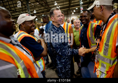 Le chef d'état-major interarmées Navy Adm. Mike Mullen grâce les travailleurs d'une mine et les embuscades (MRAP) All-Terr Banque D'Images