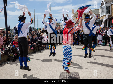 Morris Dancers en face de l'Armes de Cobb à Lyme Regis, dans le Dorset Banque D'Images